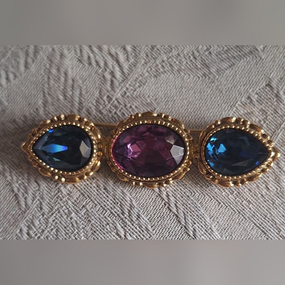 1928 Co. Vintage Bar Pin Goldtone Faceted Purple Blue Stones Victorian Brooch